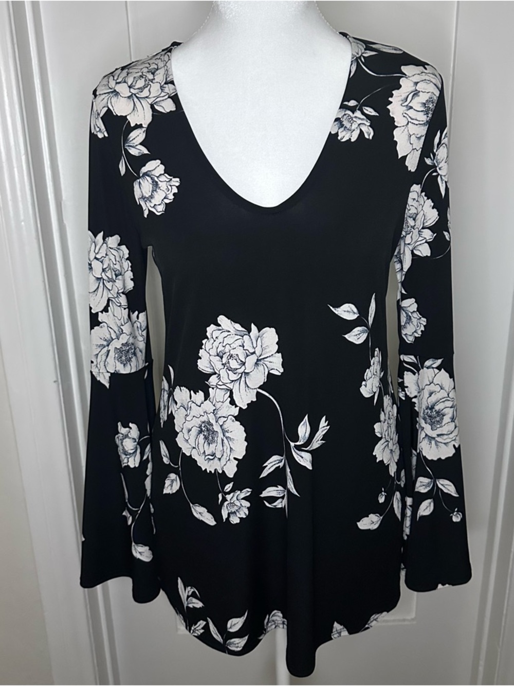 Karen Kane Vintage Whimsigoth Black Floral Rose Bell Sleeve Top XS Fairy Grunge